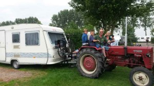 Een tractor met een caravan op de kleine camping Utrecht