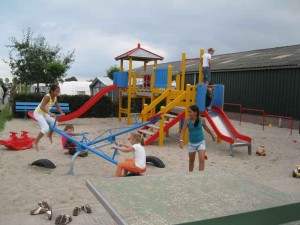 Kinderen spelen in de speeltuin op de boerencamping Gelderland