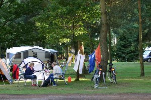 Kampeerders hebben de was buiten handen op de natuurcamping Drenthe