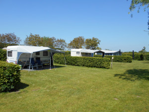 Twee caravans op de kleine camping Limburg