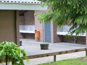 Het sanitairgebouw van buiten bij de natuurcamping Drenthe
