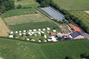 De luchtfoto met de weialnden rondom de boerencamping Limburg