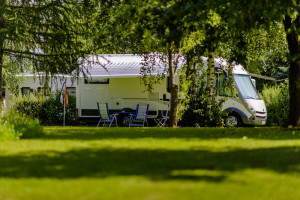 Een witte campervan op de kleine camping Oostenrijk