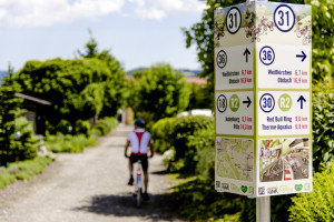 Fietsrouteborden op de kleine camping Oostenrijk