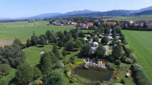 Een luchtfoto van de kleine camping Oostenrijk