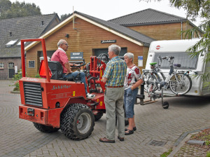 Een rode hefruck op een van de kleine campings Utrecht