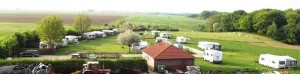 Een luchtfoto van de boerencamping Limburg