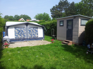 Een caravan met privé-sanitair op de boerencamping aan zee