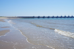 De zee en een brug bij de boerencamping aan zee