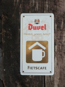 Een duvel fietscafe bord bij de kleine camping Brabant