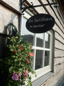 De Gerrithoeve sanitair bord en bloemen op de kleine camping Brabant