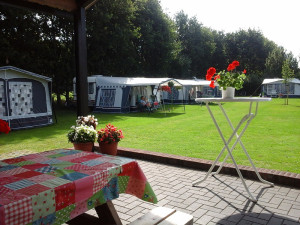 Verschillende caravans met voortenten op een van de kleine campings Gelderland