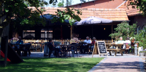 Het terras van de kleine camping Brabant