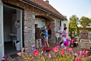 Mensen doen de afwas op de minicamping Limburg