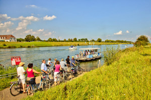 Fietsen gaan op het pondje bij de minicamping Limburg