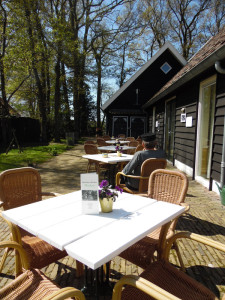 Een terras in de won naast de boerderij op de boerencamping Gelderland