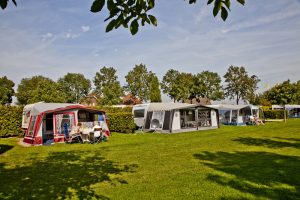 caravans met voortenten op de minicamping