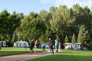 Mensen spelen jeu de boules op de boerencamping limburg