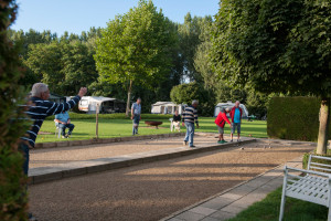 Mensen spelen jeu de boules op boerencamping limburg