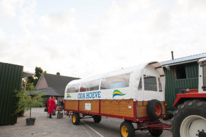 Een huifkar achter een tractor op de boerencamping limburg