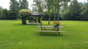 Een picknicktafel op de kleine camping groningen