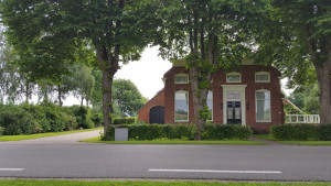 De web met een huis bij kleine camping groningen