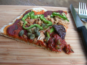 Een pizza op een houten plank op de boerencamping in Brabant