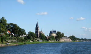De rivier dichtbij de boerencamping limburg