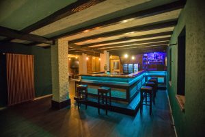 De bar met blauw licht van de Duitse kleine camping