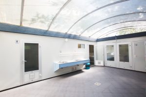 Het sanitairgebouw van de kleine camping in Duitsland