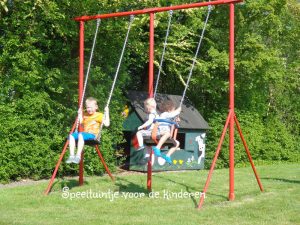 Kinderen op schommels op een natuurcamping zuid holland