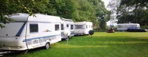 Witte caravans op de natuurcamping nederland
