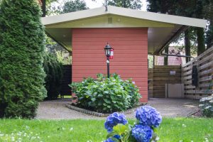 Een gebouw en een lantaardnpaal op een boerencamping drenthe