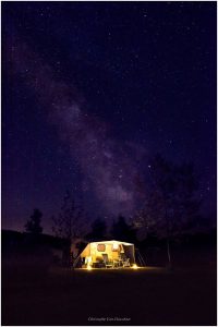 Een sterrenhemel en een tent op een kleine camping Frankrijk