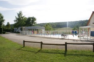 Het zwembad van een kleine camping frankrijk