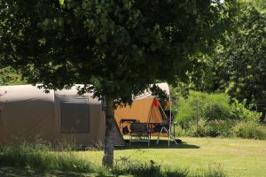 Een tent op een boerencamping
