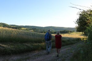 Twee mensen wandelen dichtbij de boerencamping in Frankrijk