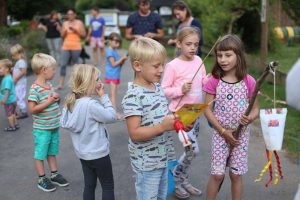 Kinderen met lampionen op de boerencamping