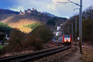 De rode trein op het spoor dichtbij de boerencamping