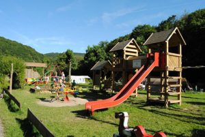Een speeltuin op de boerencamping