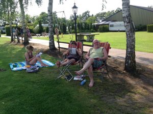 Mensen die luieren in de schaduw op de kleine camping.