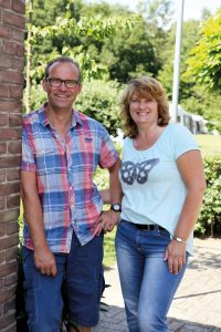 Een stel op de kleine camping Kroep An. Boek een minicamping met de campingcard