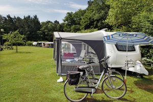Twee fietsen en een parasol voor de caravan op de minicamping