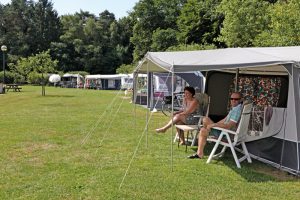 Mensen voor de caravan. Boek een minicamping met de campingcard