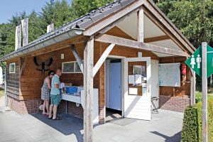 Een houten sanitairgebouw. Boek een minicamping met de campingcard