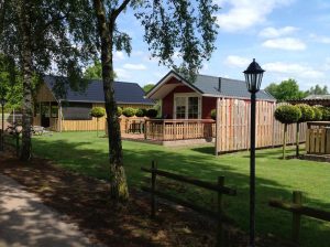 Huisjes op camping de Veldhoeve. Goedkoop kamperen met de minicampingcard