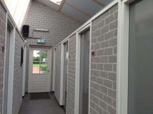 het sanitairgebouw op de camping. Goedkoop kamperen