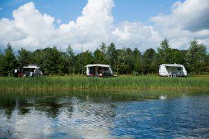 Kamperen aan het water camping card